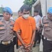 Tersangka Clevi Patrik Rutman saat ditangkap Polsek Sukmajaya usai menganiaya security lansia Perumahan Griya Kencana, Depok. (Dicky)