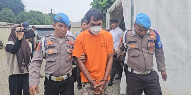 
					Tersangka Clevi Patrik Rutman saat ditangkap Polsek Sukmajaya usai menganiaya security lansia Perumahan Griya Kencana, Depok. (Dicky)