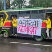 Sejumlah mahasiswa UI menggunakan kendaraan bus untuk menggelar aksi di gedung DPR RI. (Dicky)