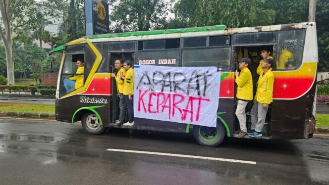 
					Sejumlah mahasiswa UI menggunakan kendaraan bus untuk menggelar aksi di gedung DPR RI. (Dicky)