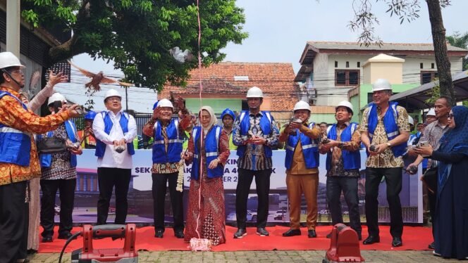 
					Mantan Kapolri, Jenderal Polisi Purnawirawan Badrodin Haiti bersama stake holder melaksanakan ground breaking Sekolah Bakti Mulya 400 Depok. (Dicky)
