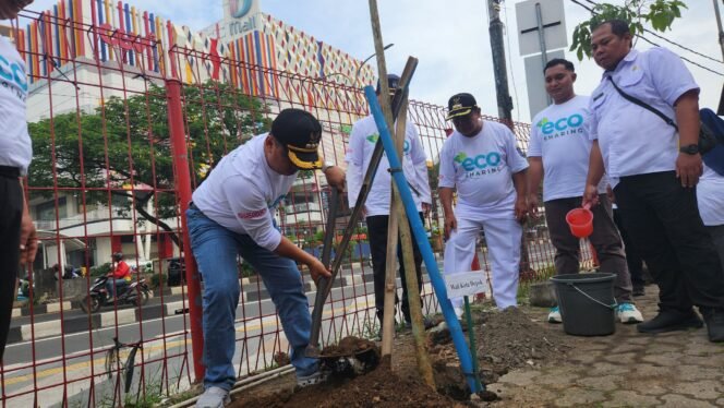 
					Caption : Wali Kota Depok, Supian Suri melakukan penanaman pohon Tabebuya pink dalam rangka menekan polusi udara di Jalan Raya Margonda, Depok. (Dicky)