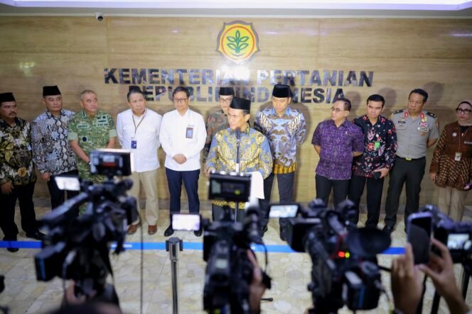 
					Mentan Andi Amran Sulaiman saat prescon terkait pemecatan pegawai yang diadukan lewat Lapor Pak Amran di Jakarta, Jumat, 28 November 2025. Foto : Istimewa