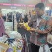 Kepala Dinas Komunikasi dan Informatika Kota Depok, Manto mengunjungi stand Depok24 Jam Festival di Mal Pesona Square, Depok. (Dicky)