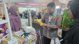 Kepala Dinas Komunikasi dan Informatika Kota Depok, Manto mengunjungi stand Depok24 Jam Festival di Mal Pesona Square, Depok. (Dicky)