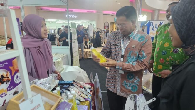 
					Kepala Dinas Komunikasi dan Informatika Kota Depok, Manto mengunjungi stand Depok24 Jam Festival di Mal Pesona Square, Depok. (Dicky)