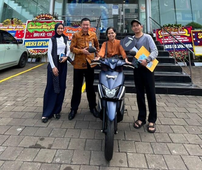 
					Penyerahan hadiah Undian Simpedes kepada pemenang di BRI BO Jakarta Warung Buncit. Foto : Istimewa