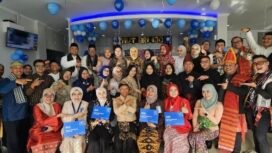 Pinca BRI BO Lebak Bulus Edy Siswanto bersama segenap karyawan saat merayakan HUT BRI ke-130 di kantor cabang, Selasa, 16 Desember 2025. Foto : Istimewa