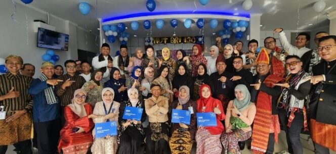 
					Pinca BRI BO Lebak Bulus Edy Siswanto bersama segenap karyawan saat merayakan HUT BRI ke-130 di kantor cabang, Selasa, 16 Desember 2025. Foto : Istimewa