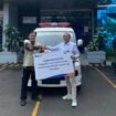 Pinca BRI KC Depok Aris Abdillah saat menyerahkan TJSL berupa Ambulans kepada Yayasan IMANI Care yang berada di Kelurahan Pondok Cina, Kecamatan Beji, Kota Depok. Foto : Istimewa