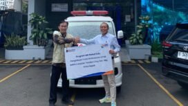Pinca BRI KC Depok Aris Abdillah saat menyerahkan TJSL berupa Ambulans kepada Yayasan IMANI Care yang berada di Kelurahan Pondok Cina, Kecamatan Beji, Kota Depok. Foto : Istimewa