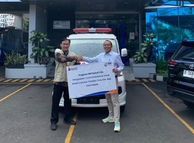 
					Pinca BRI KC Depok Aris Abdillah saat menyerahkan TJSL berupa Ambulans kepada Yayasan IMANI Care yang berada di Kelurahan Pondok Cina, Kecamatan Beji, Kota Depok. Foto : Istimewa