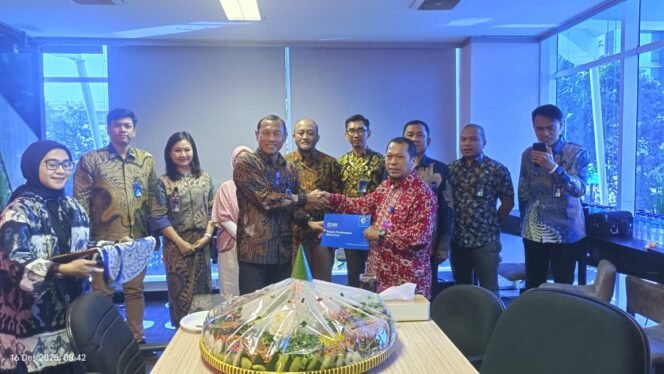 
					Potong Tumpeng warnai kemeriahan HUT BRI ke-130 di BRI KC Pancoran. Foto : Istimewa