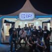 Pinca BRI BO Lebak Bulus Edy Siswanto bersama jajaran pegawai BRI turut memeriahkan Gesrek Festival 2025 yang digelar selama tiga hari penuh, 28-30 November 2025 di Pantai Karnaval Ancol, Jakarta. Foto : Istimewa