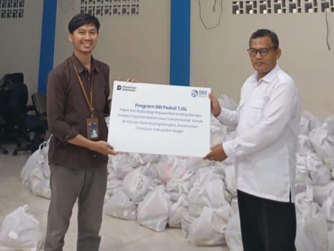 
					Penyerahan paket sembako dari BRI Bogor Dewi Sartika. Foto : Istimewa