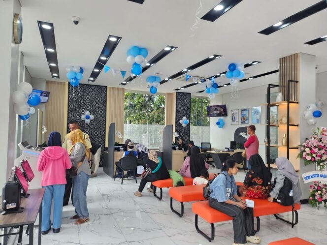 
					Suasana saat pencairan Program PIP di BRI BO Bekasi Siliwangi. Foto : Istimewa
