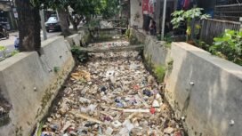Tumpukan sampah styrofoam penuhi aliran Kali Grogol, Limo, Depok. (Dicky)