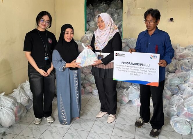 
					BRI BO Tambun saat salurkan TJSL berupa 5.000 paket sembako ke warga Kabupaten Bekasi. Foto : Istimewa