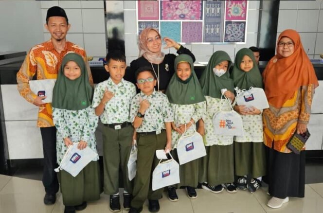 
					BRI Lebak Bulus saat menerima kunjungan siswa SD Al Azkar Islamic School Jakarta. Foto : Istimewa