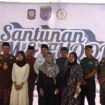 Caption : Wakil Wali Kota Depok, Chandra Ramhansyah bersama Satpol PP Depok, memberikan santunan kepada anak yatim di lingkungan Pemerintah Kota Depok. (Dicky)