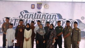 Caption : Wakil Wali Kota Depok, Chandra Ramhansyah bersama Satpol PP Depok, memberikan santunan kepada anak yatim di lingkungan Pemerintah Kota Depok. (Dicky)