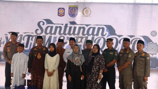 
					Caption : Wakil Wali Kota Depok, Chandra Ramhansyah bersama Satpol PP Depok, memberikan santunan kepada anak yatim di lingkungan Pemerintah Kota Depok. (Dicky)