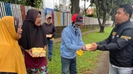 BRI Branch Office (BO) Bekasi Harapan Indah (HI) saat  “Jumat Berkah” dengan membagikan makanan ke masyarakat sekitar yang kurang mampu di lingkungan wilayah kantor mereka. Foto : Istimewa