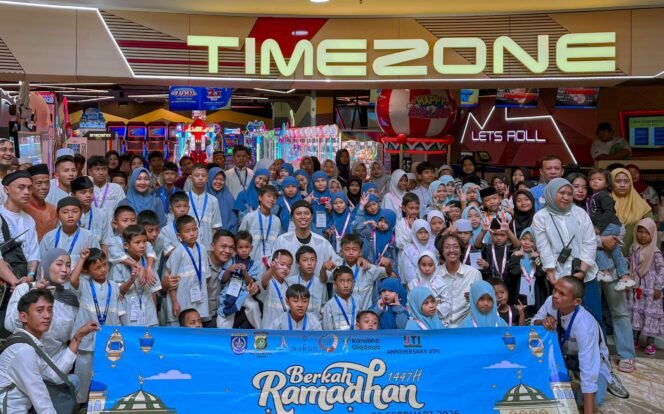 
					Caption : Ratusan anak yatim saat mengikuti santunan yatim yang dilaksanakan IJTI Korda Depok di Timezone Margo City, Depok.