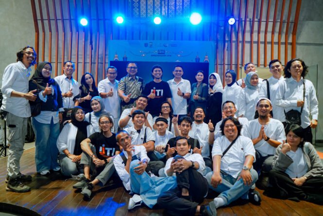 
					Anggota IJTI bersama Forkopimda dan perusahaan swasta saat merayakan HUT ke-4 IJTI Korda Depok, di Hotel Margo Depok.