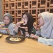 Caption : Pengunjung saat menikmati Pizza dan Burger daging rendang di Kemuning Resto, Cilodong, Depok. (Dicky)