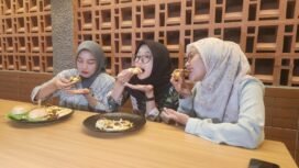 Caption : Pengunjung saat menikmati Pizza dan Burger daging rendang di Kemuning Resto, Cilodong, Depok. (Dicky)