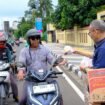 PT Karabha Digdaya saat memberikan takjil kepada pengemudi Ojol dan warga di Jalan Raya Margonda, Depok.