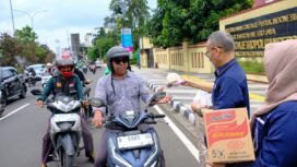 PT Karabha Digdaya saat memberikan takjil kepada pengemudi Ojol dan warga di Jalan Raya Margonda, Depok.