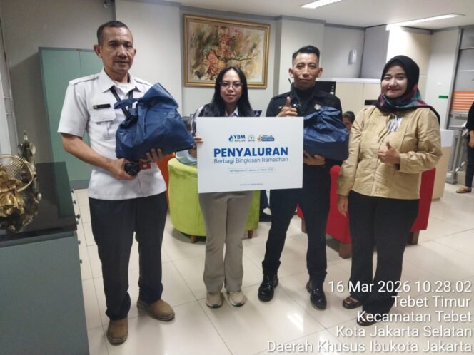 
					Manager Operasional BRI BO Pancoran, Desiyanto Wicaksono mewakili BRI BO Pancoran saat menyalurkan bingkisan Ramadan 1447 Hijriah. Foto : Istimewa