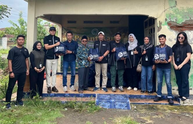 
					BRI BO Tambun saat bagikan paket sembako untuk korban banjir di daerah Cabangbungin. Foto : Istimewa