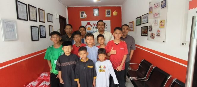 
					BRI BO Gatot Subroto saat menyalurkan Jumat Berkah ke Panti Asuhan Yatim  dan Dhuafa Mizan Amanah Pejompongan. Foto : Istimewa