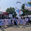 Sejumlah buruh melakukan aksi demo di depan PT Immortal Cosmedika Indonesia, Cimanggis, Depok.