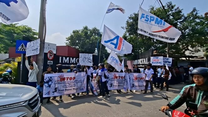 
					Sejumlah buruh melakukan aksi demo di depan PT Immortal Cosmedika Indonesia, Cimanggis, Depok.