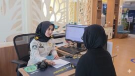 Caption : Petugas Imigrasi sedang memberikan pelayanan kepada masyarakat. (Dokumentasi Dirjen Kementerian Imigrasi)