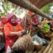 Salah satu peserta mengikuti kegiatan nyuci perabotan pada Lebaran Depok 2026.