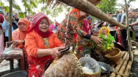 Salah satu peserta mengikuti kegiatan nyuci perabotan pada Lebaran Depok 2026.