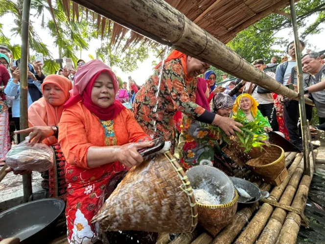 
					Salah satu peserta mengikuti kegiatan nyuci perabotan pada Lebaran Depok 2026.
