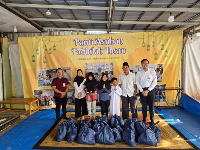 
					BRI KC Mabes TNI Cilangkap saat mendistribusikan sembako ke Yayasan Fadhilah Ihsan Cipayung, Jakarta Timur. Foto : Istimewa