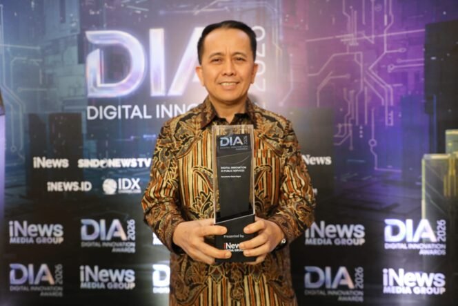 
					Dirjen Bina Keuda Kemendagri, Agus Fatoni menerima penghargaan Digital Innovation Awards 2026 kategori Digital Innovation in Public Services yang diselenggarakan oleh iNews Media Group di kantor iNews Tower Kebon Sirih Jakarta Pusat, Jumat, 22 Mei 2026. Foto : Istimewa