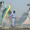 Manusia petasan sedang melakukan atraksi pada Lebaran Depok 2026.