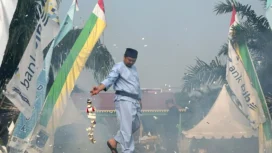 Manusia petasan sedang melakukan atraksi pada Lebaran Depok 2026.