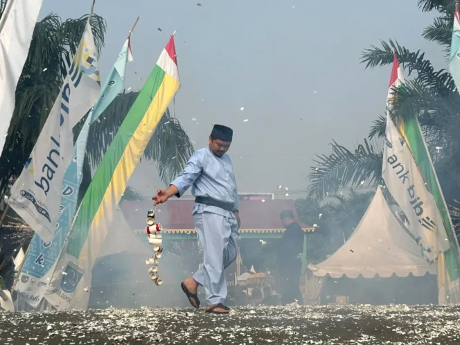 
					Manusia petasan sedang melakukan atraksi pada Lebaran Depok 2026.