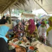 Sekretaris Umum KOOD, Nina Suzana saat mengunjungi pasar penghabisan pada Lebaran Depok.