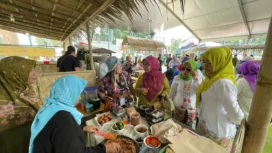 Sekretaris Umum KOOD, Nina Suzana saat mengunjungi pasar penghabisan pada Lebaran Depok.
