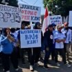 Ratusan buruh yang tergabung pada FSPMI, melakukan aksi demonstrasi di PT Immortal Cosmedika Indonesia, Cimanggis, Depok.
